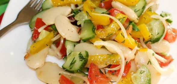 Витаминный салат с фасолью