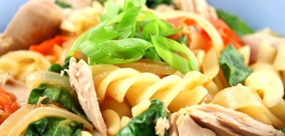 Салат с фузилли, тунцом и цукини