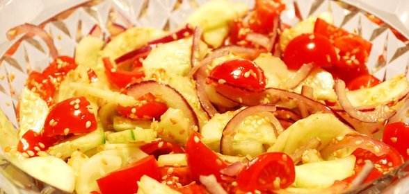 Салат с овощами и кунжутом