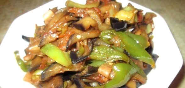 Баклажаны, жаренные с перцем и помидорами