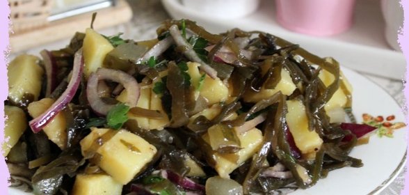 Теплый картофельный салат с морской капустой