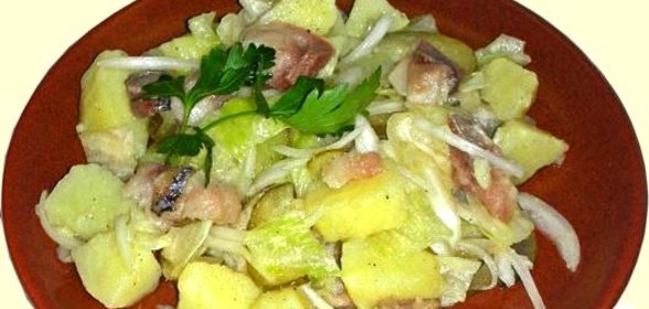 Салат с картофелем, огурцом и маслинами