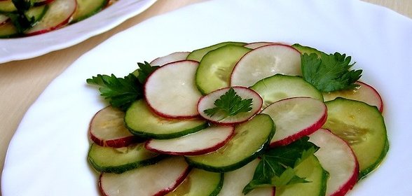 Салат из редиса и огурцов под пикантной заправкой