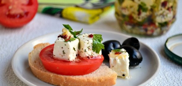 Сыр фета в масле с травами и чесноком