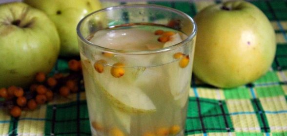 Компот из яблок и облепихи с листом малабарской корицы