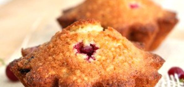 Постные овсяные маффины с красной смородиной