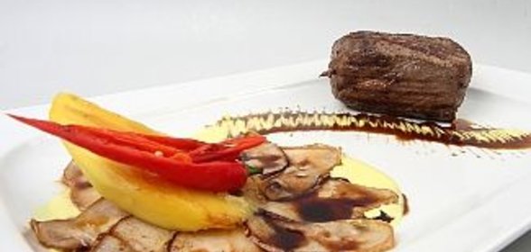 Стейк из говядины с грушами и манго