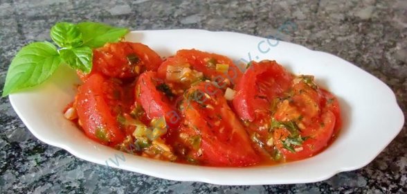 Тушеные помидоры с чесноком и луком