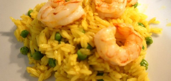 Рис карри с горошком и креветками