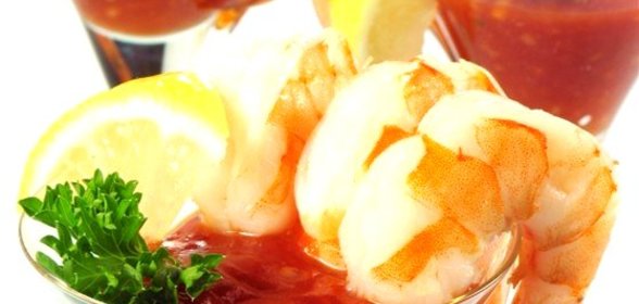 Креветочный коктейль с водкой, сельдереем, табаско и кетчупом