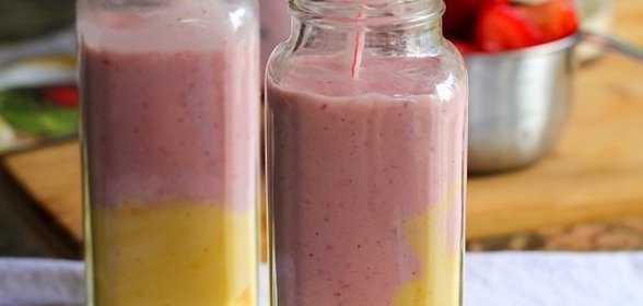 Молочный коктейль с клубникой и манго