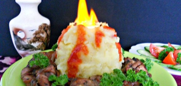 Картофельное пюре Вулкан с куриным шашлыком (способ подачи)