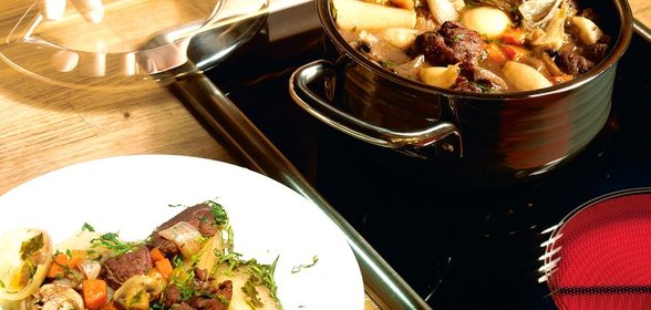 Баранина с репой и сладким луком в красном вине