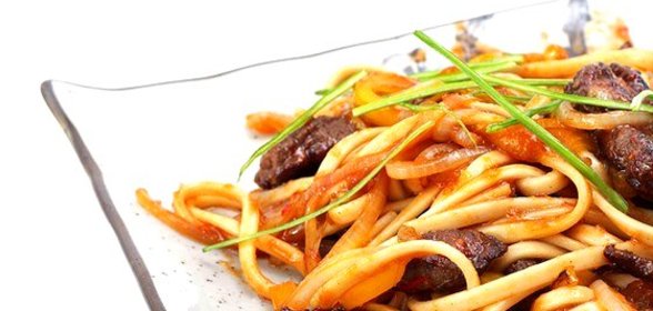 Говядина с чили, бобовыми проростками, красным луком и лаймом