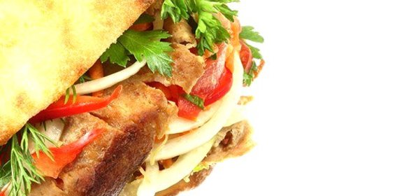 Пита с бараниной, греческим салатом и соусом дзадзики