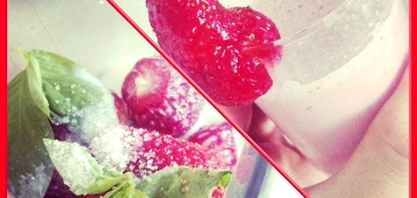 Клубнично-молочный смузи с базиликом и фейхоа