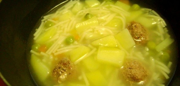 Суп с фрикадельками и зеленым горошком