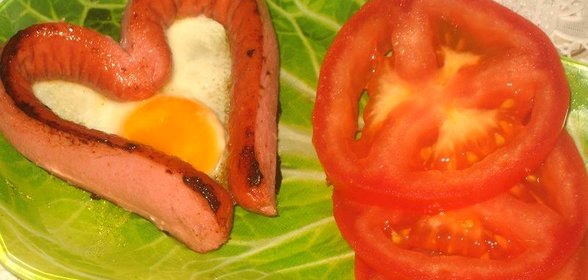 Яичница в сосиске в форме сердца