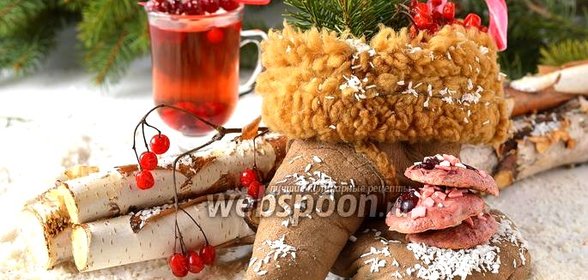 Розовое клюквенное печенье с шоколадом