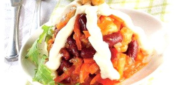 Фасолевый салат с копченой курицей