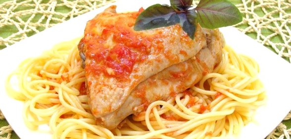 Курица, тушенная с помидорами