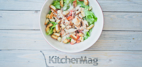 Классический салат цезарь с курицей за 25 минут