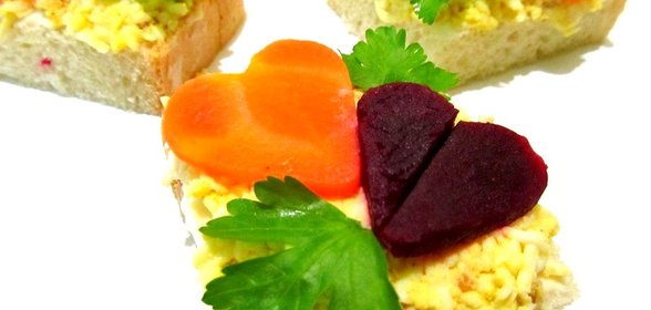 Бутерброд с мягким сыром и маринованными овощами