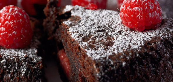 Шоколадный пирог с малиной