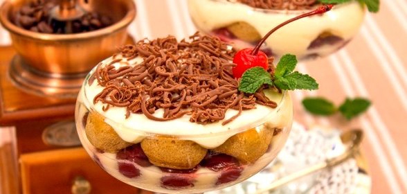 Порционное Тирамису с вишней и шоколадом