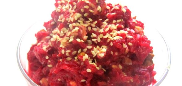 Салат со свеклой и кунжутом