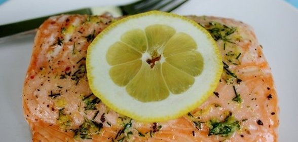 Запеченный лосось с лимоном и укропом