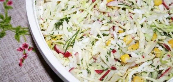 Салат Весенний с молодой капустой и кальмаром