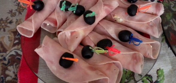 Рулетики из ветчины с сыром и яйцом