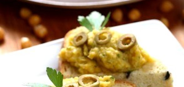 Закуска из нута, маслин и красного лука