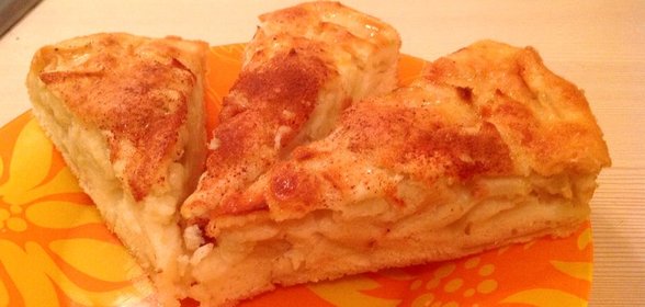 Воздушная шарлотка с корицей и яблоками