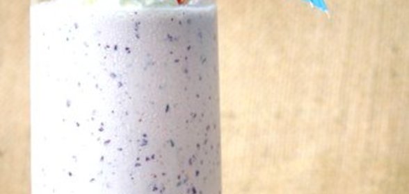 Кокосовый милкшейк с ананасом и черникой