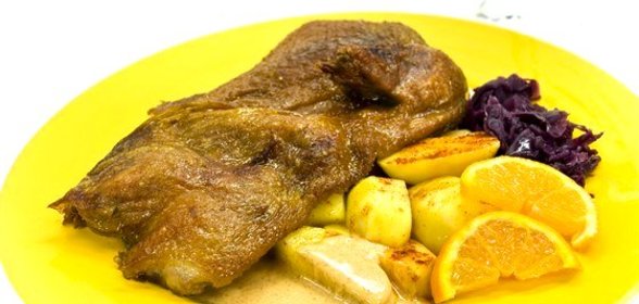 Жареная утка с картошкой и соусом