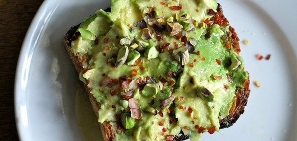 Тост с авокадо и хлопьями чили