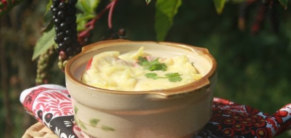 Пельмени в омлете с овощами