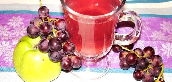 Компот из яблок и винограда