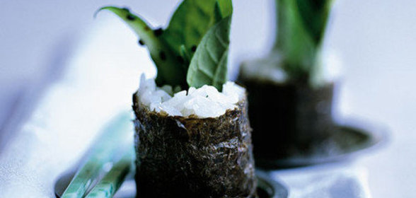 Суши с салатом из водорослей