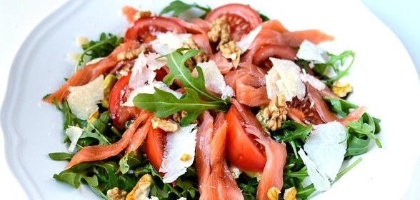 Салат с рукколой и лососем