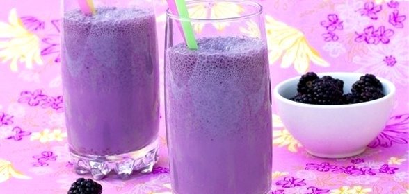 Молочный коктейль с ежевикой