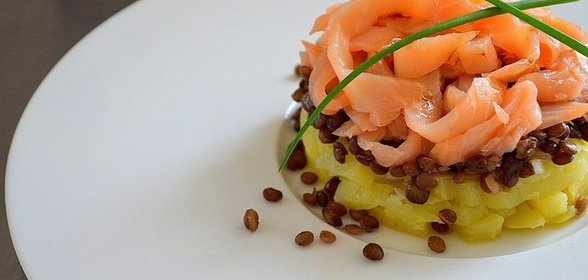 Салат из семги с чечевицей