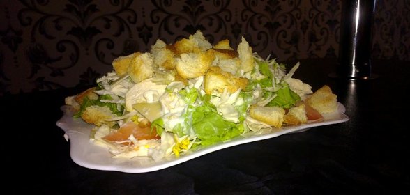 Салат «Цезарь» с пармезаном