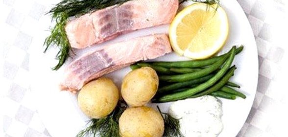Вареный лосось с овощами по‑шведски