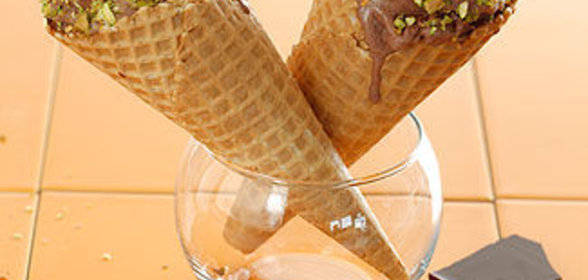 Шоколадно-ванильное мороженое с фисташками