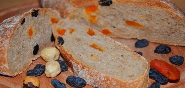 Домашний хлеб с сухофруктами и фундуком