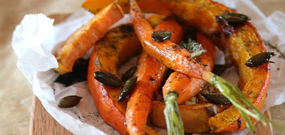 Печеные оранжевые овощи с изюмом и тыквенными семечками