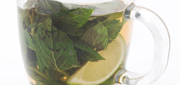 Горячий мятно-лимонный напиток